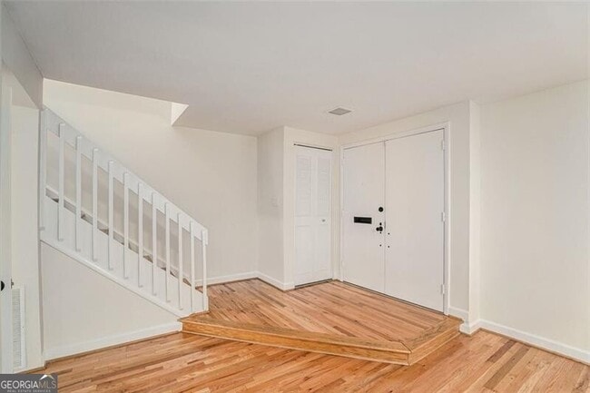 Building Photo - 7118 Stonington Dr NE