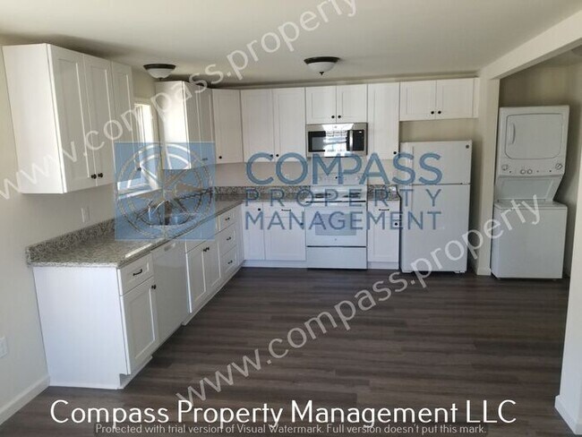 Building Photo - $1895 - 3 Bed, 1.5 Bath 1st Floor Apartmen...