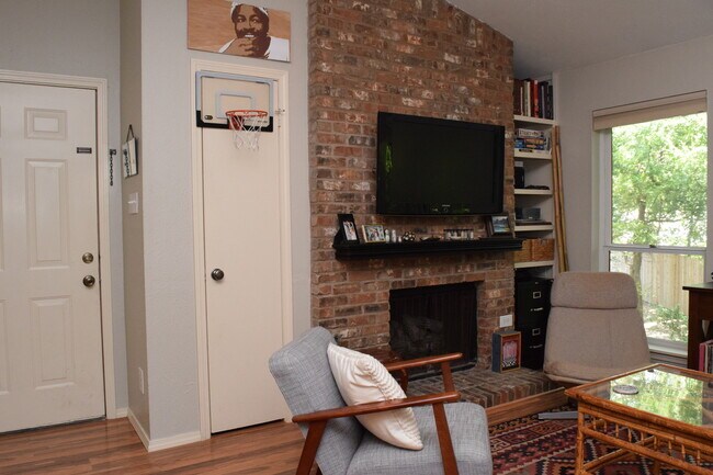 Building Photo - 1/1 Condo in Northwest Hills- Available fo...