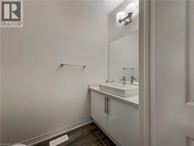 Building Photo - 14 Brewis St