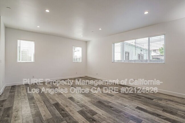 Building Photo - 1342 N Kenmore Ave