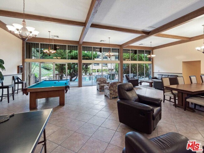 Building Photo - 6748 Hillpark Dr