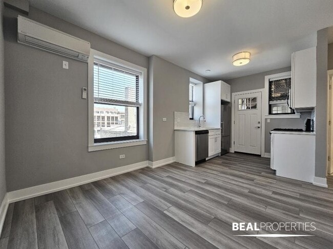 Building Photo - 2 bedroom in CHICAGO IL 60613