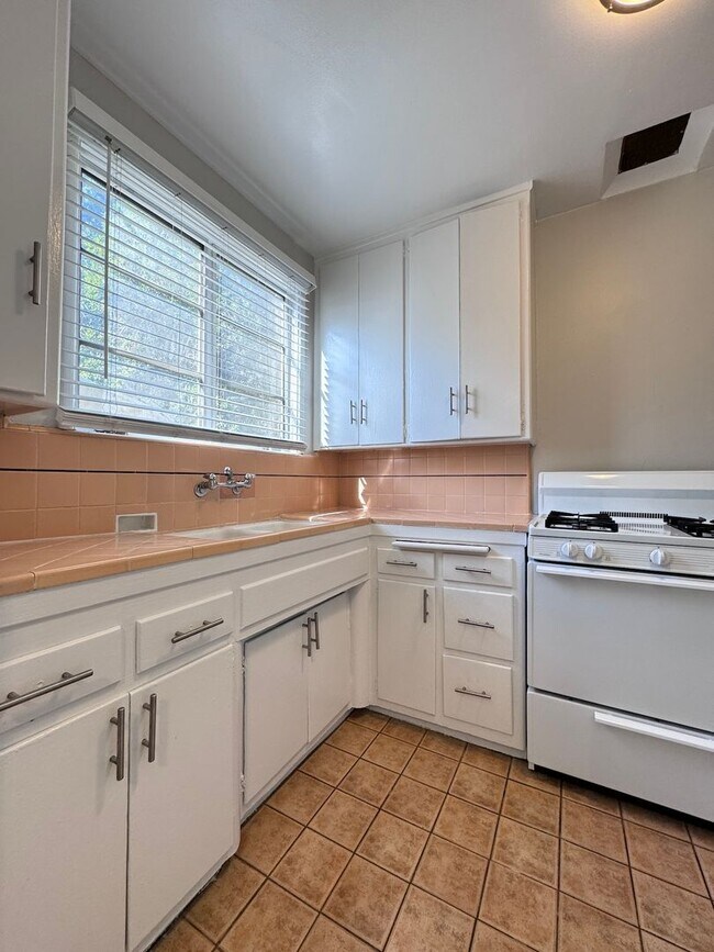 Foto del edificio - Classic 1-Bedroom in the heart of Hollywood near the 101