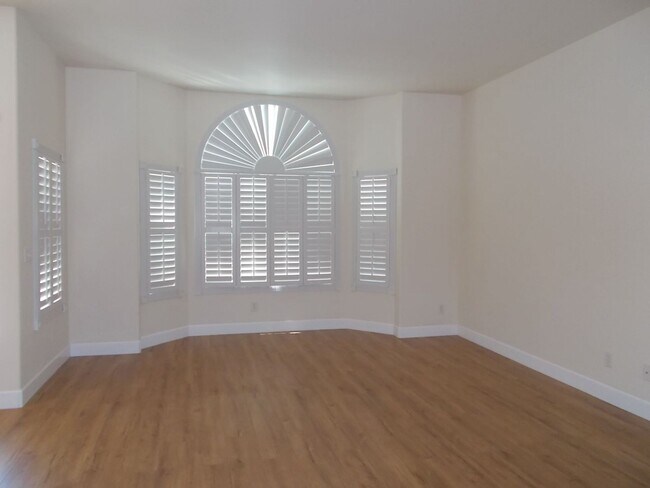 Foto del edificio - Charming Home in Gated Melrose Park Estates with Dual Fireplaces & Covered Patio