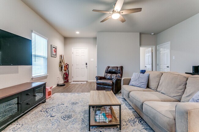 Building Photo - 3-BEDROOM NEWER CONSTRUCTION IN CONVERSE