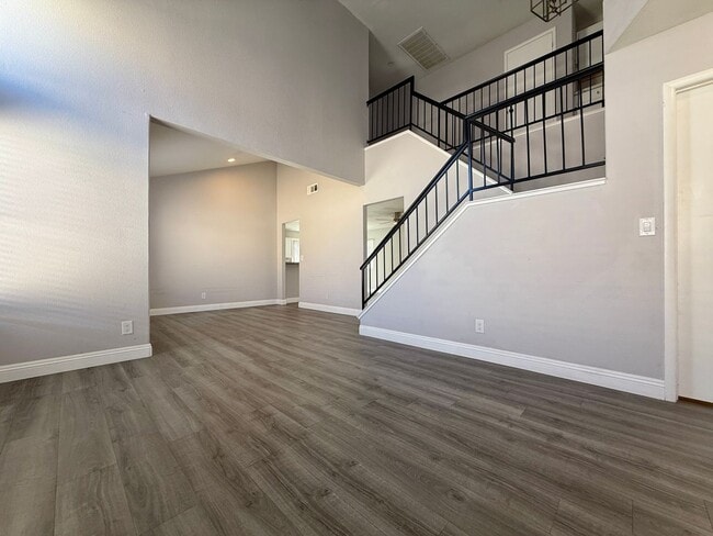 Foto del edificio - 4 BED 3 FULL BATH UPGRADED HOME NEAR SUMMERLIN