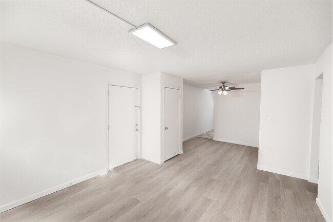 Área de estar y comedor - Stonewood Apartments