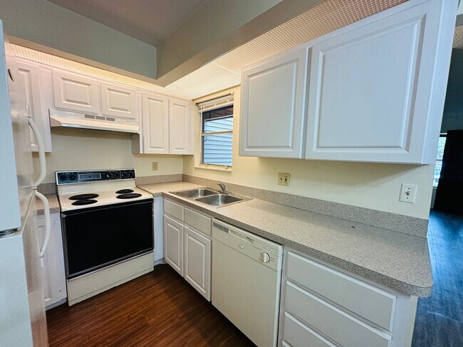 Foto del edificio - Stunning 1 Bedroom Condo in Pet-Friendly A...