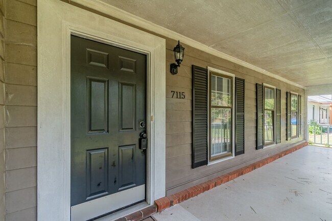 Building Photo - Brick ranch home in Colony Woods