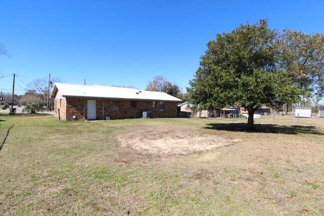 Building Photo - 3 bedroom 1.5 bathroom brick home located ...