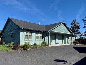 Building Photo - 826 NE Hidden Valley Dr