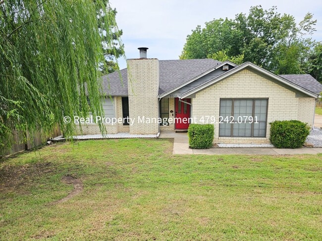 Building Photo - 3 Bedroom Close to Mercy Hospital - Availa...
