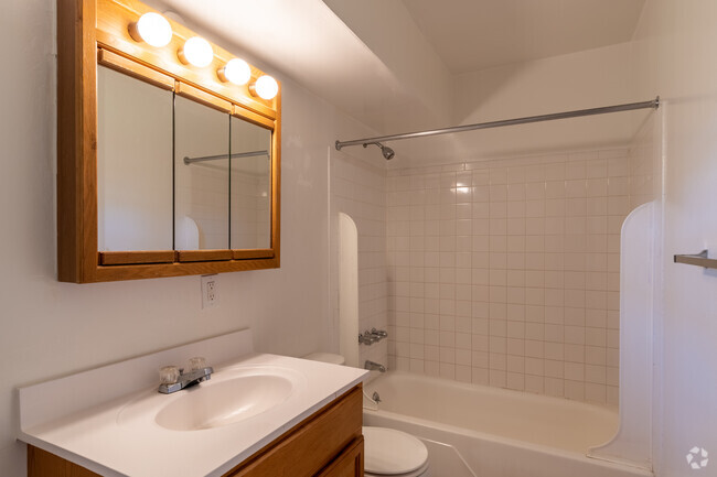 1BR, 1BA - 738SF - Bathroom - Windsor Regency