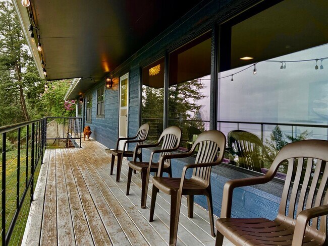 Building Photo - Fisherman's Lookout- Fully Furnished with garage only October 1st - May 31st