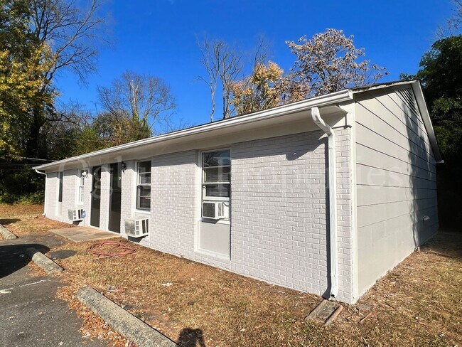 Building Photo - 715003 - 2123 Hollyrood Street