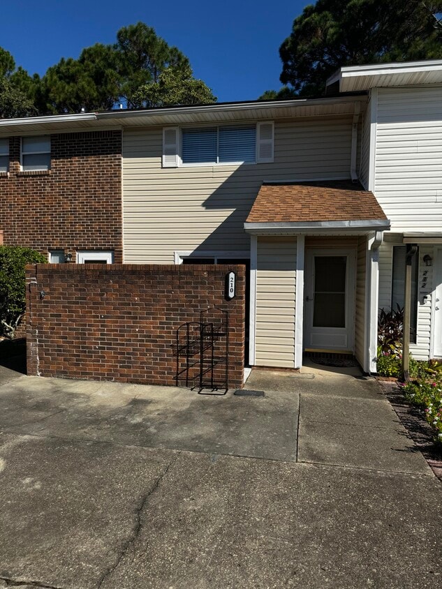 Foto principal - 210 Sharon Ct