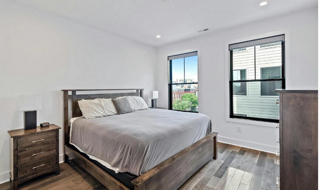Foto del edificio - Spacious 4Bed/4Bath in Riverside/SoBo
