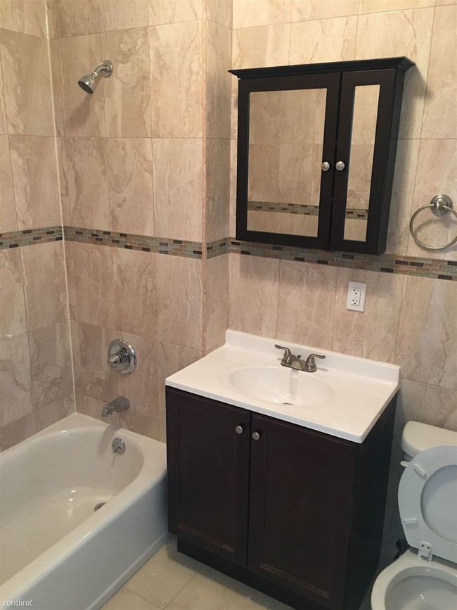 Building Photo - 3 br, 1.5 bath  - 8416 102nd Ave