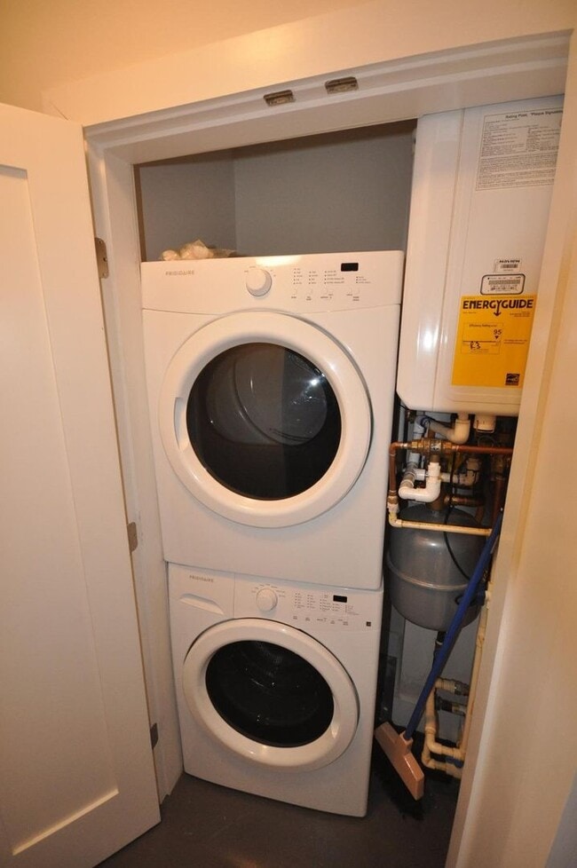 Building Photo - No Brokers Fee, Central Heat/AC, In-Unit Washer and Dryer, Large Fully Renovated, Eat-in Kitchen