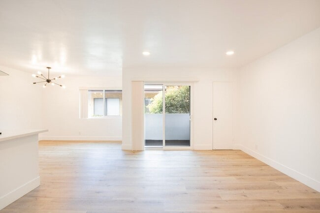 Building Photo - Recently Renovated 1 Bed / 1 Bath Apartmen...