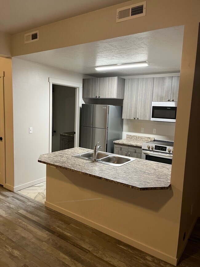 Kitchen - 4815 Continental Ln