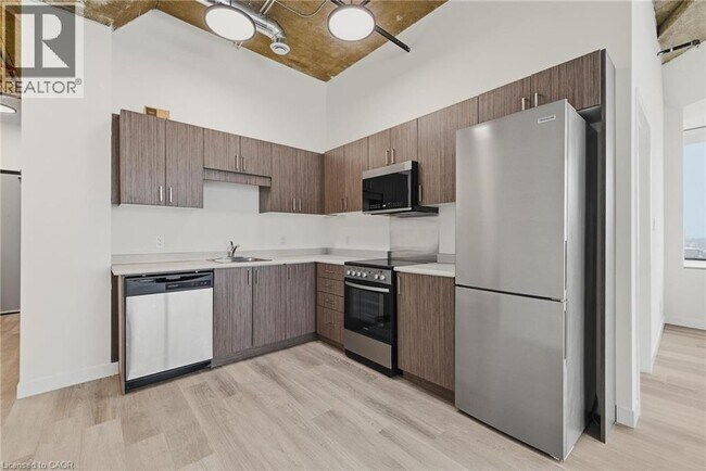 Photo du bâtiment - 30 Duke St W