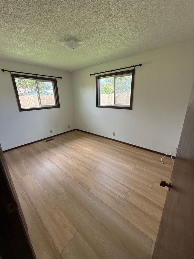Building Photo - Cute 2 bedroom w/big garage!