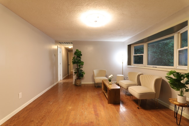 Foto del edificio - 4889 Fishburg Rd