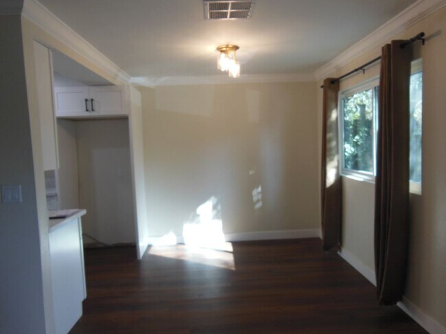 Foto del edificio - 8728 Cedros Ave