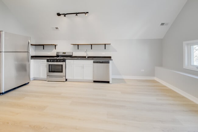 Building Photo - 2842 N Avers Ave