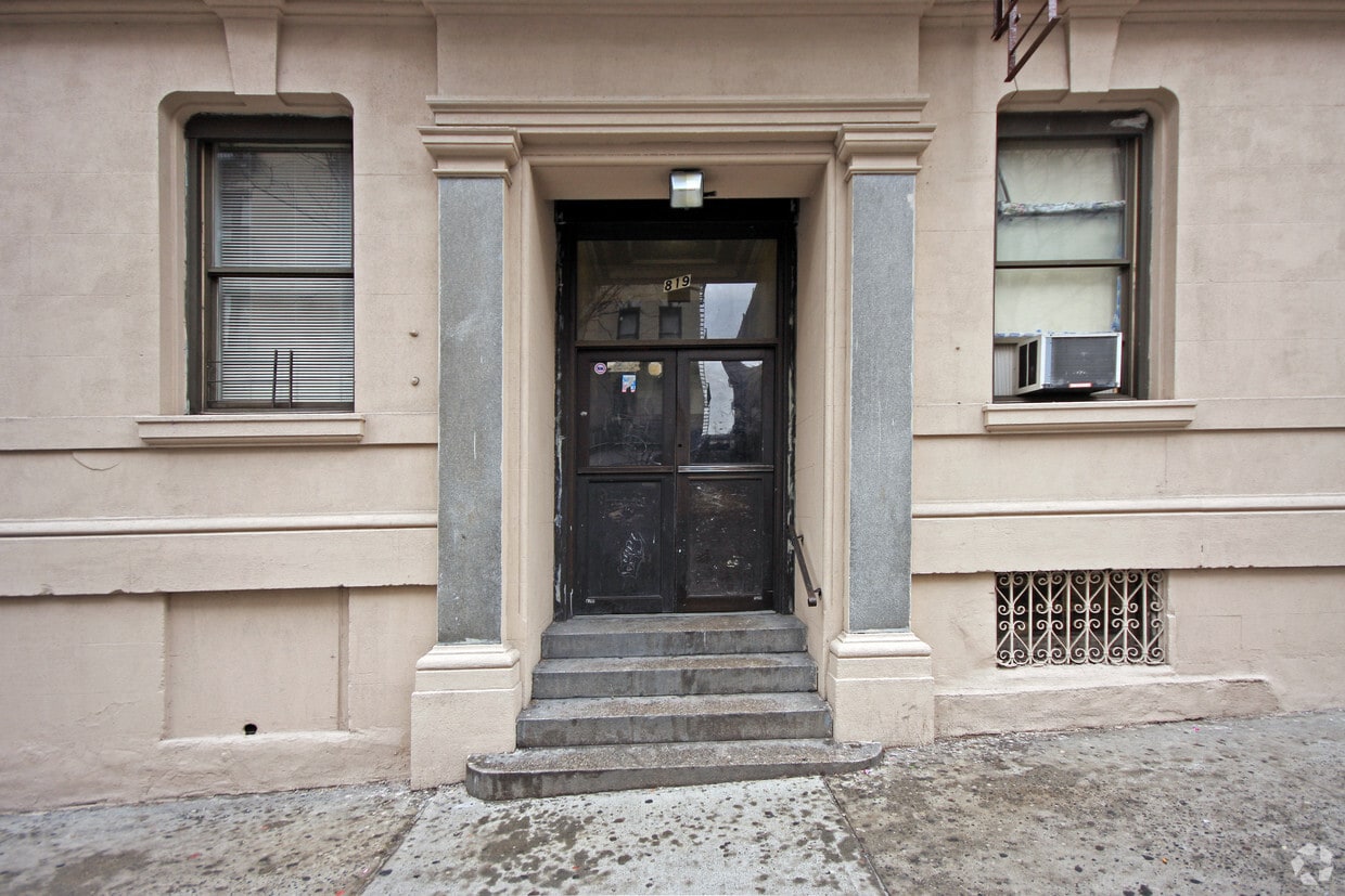 Entrance - 819 W 180th St