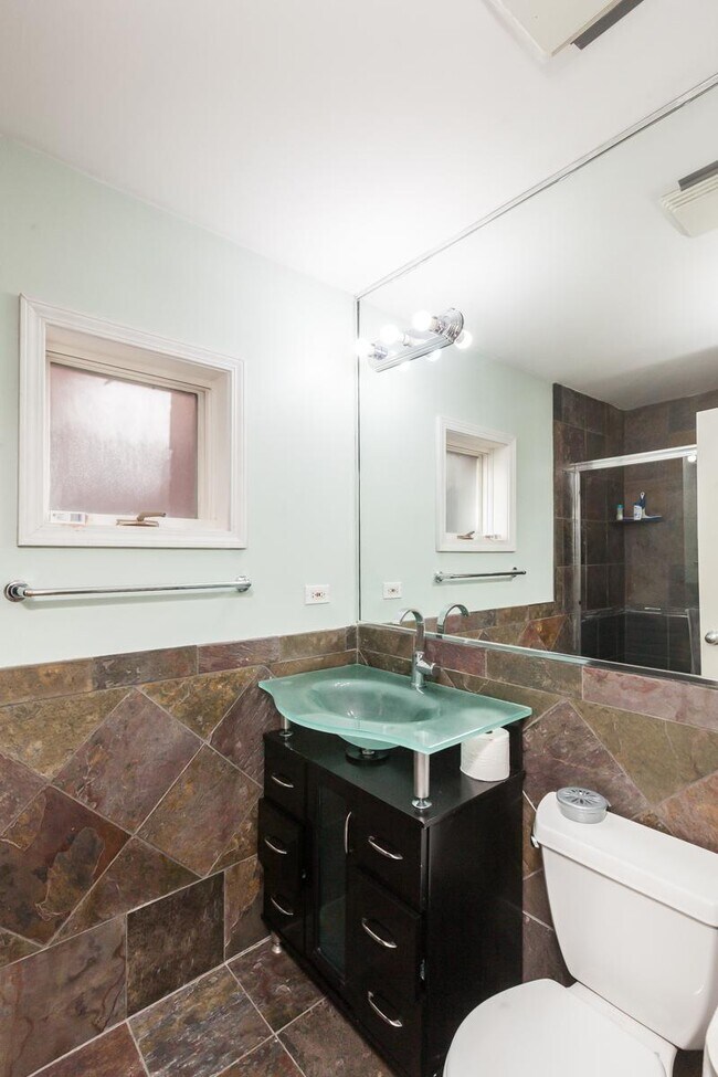 Foto del edificio - 2 bedroom in Chicago IL 60642