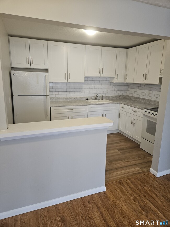 Building Photo - 131 Milford St Ext