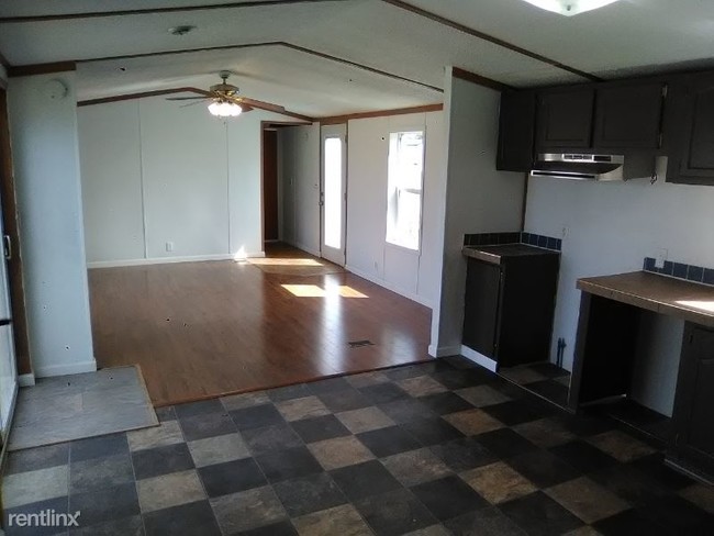 Building Photo - 3 br, 1 bath Mobile Home - 1079 Hemlock Drive