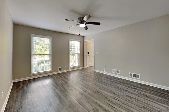 Foto del edificio - 3859 W Clinton Ct NE