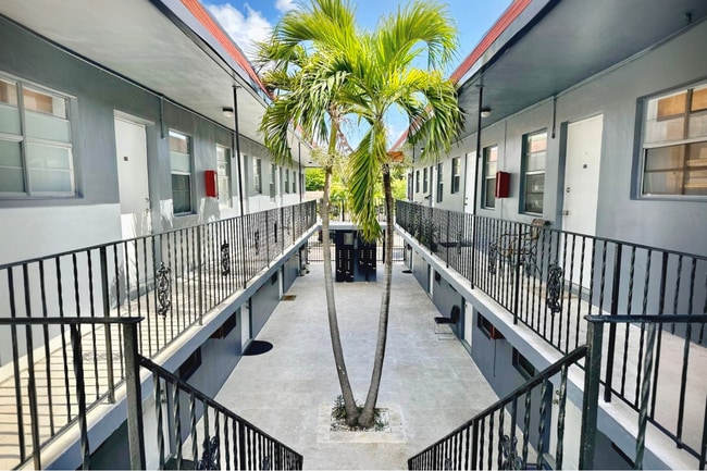 Building Photo - Updated 1bd Apartments - Walk to Young Cir...