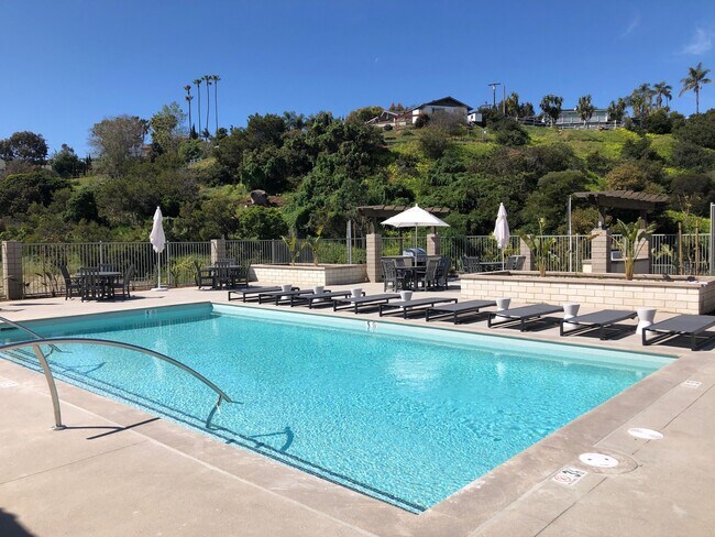 Foto del edificio - Gorgeous 4 bed/4 bath w/2 car garage in new community w/pool less than 1 mile to the beach!