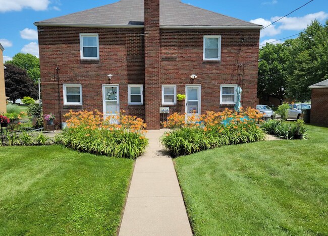 Foto del edificio - 411 Raff Rd NW