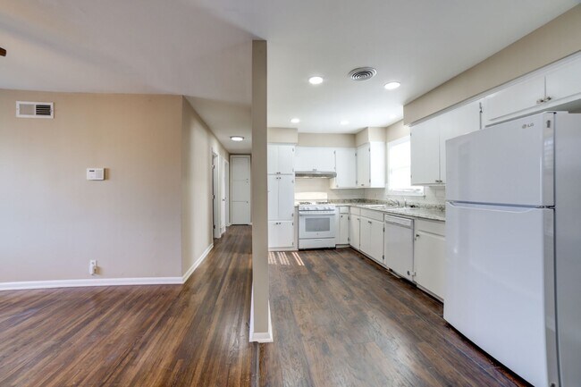 Building Photo - Remodeled 4 Bed 1 Bath!
