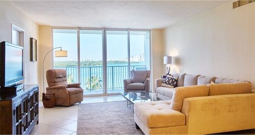 Building Photo - 10350 W Bay Harbor Dr