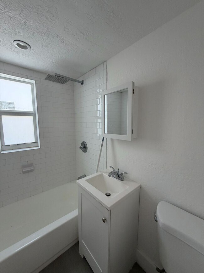 Foto del edificio - Bright & Renovated 2 Bedroom Apartment in Miami