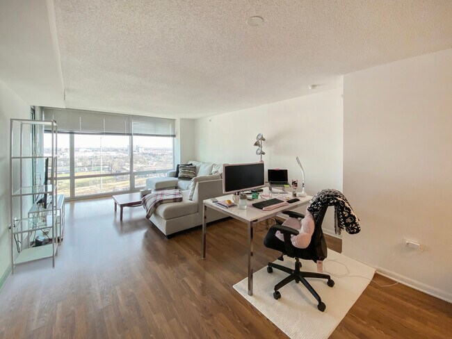 Foto del edificio - 9655 Woods Dr