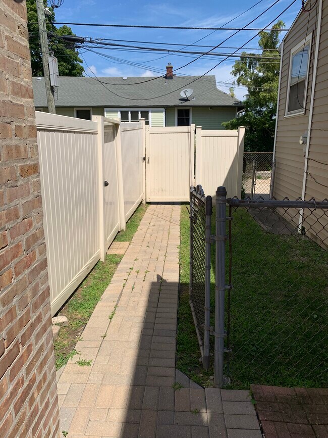 Building Photo - 4401 N Meade Ave