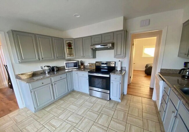 Foto del edificio - CONCORD - Beatifully updated home with RV parking, private backyard - FURNISHED