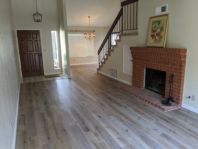 Building Photo - LOS GATOS  - Town House with designer upda...
