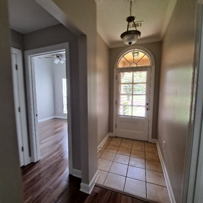 Foto del edificio - 6131 Woodstock View Dr