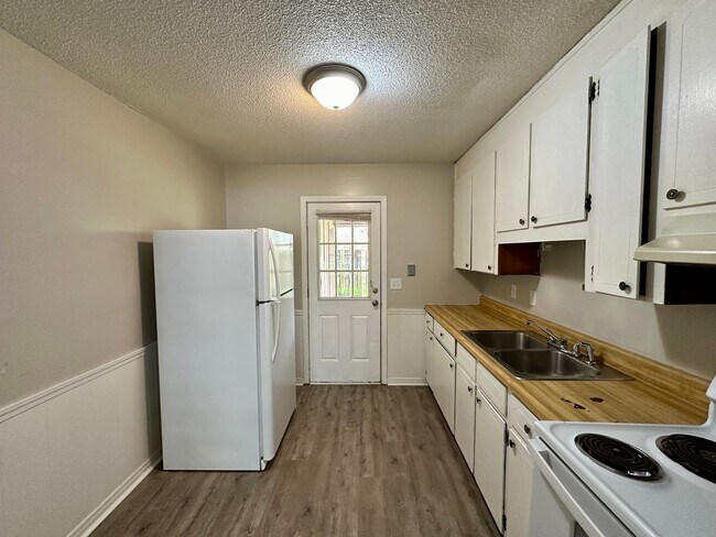 Building Photo - 2 bedroom 1 bath duplex for rent off E. Ol...