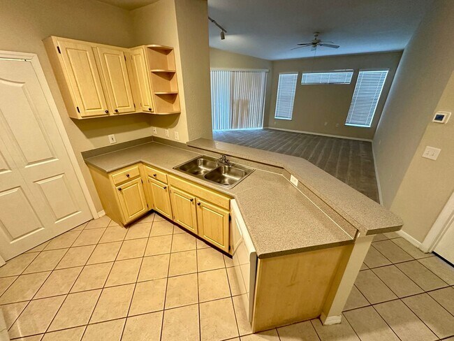 Building Photo - Spacious 2BR/2BA Visconti Condo Located on...