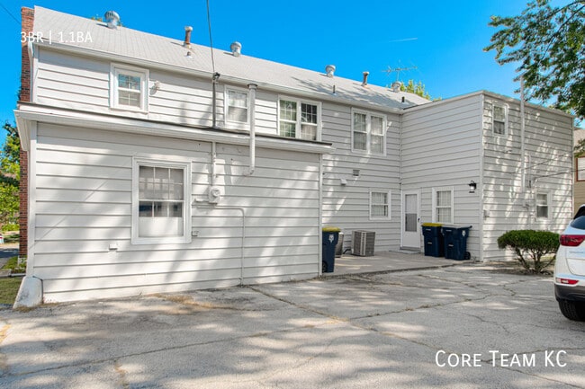 Building Photo - 627 E Meyer Blvd
